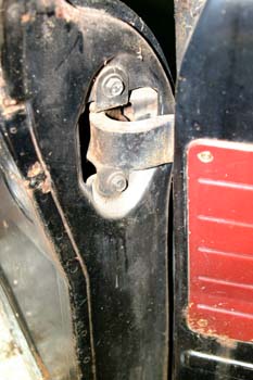 DoorHingeRt01